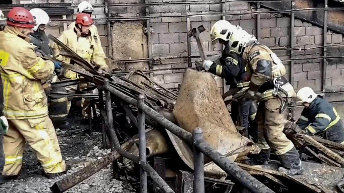 Los equipos de rescate rusos limpian los escombros y extinguen los incendios en el Ayuntamiento Crocus de Moscú