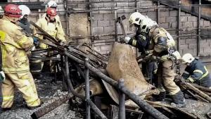Los equipos de rescate rusos limpian los escombros y extinguen los incendios en el Ayuntamiento Crocus de Moscú