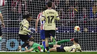 Providencial Koundé: evita el gol del Atlético en la línea