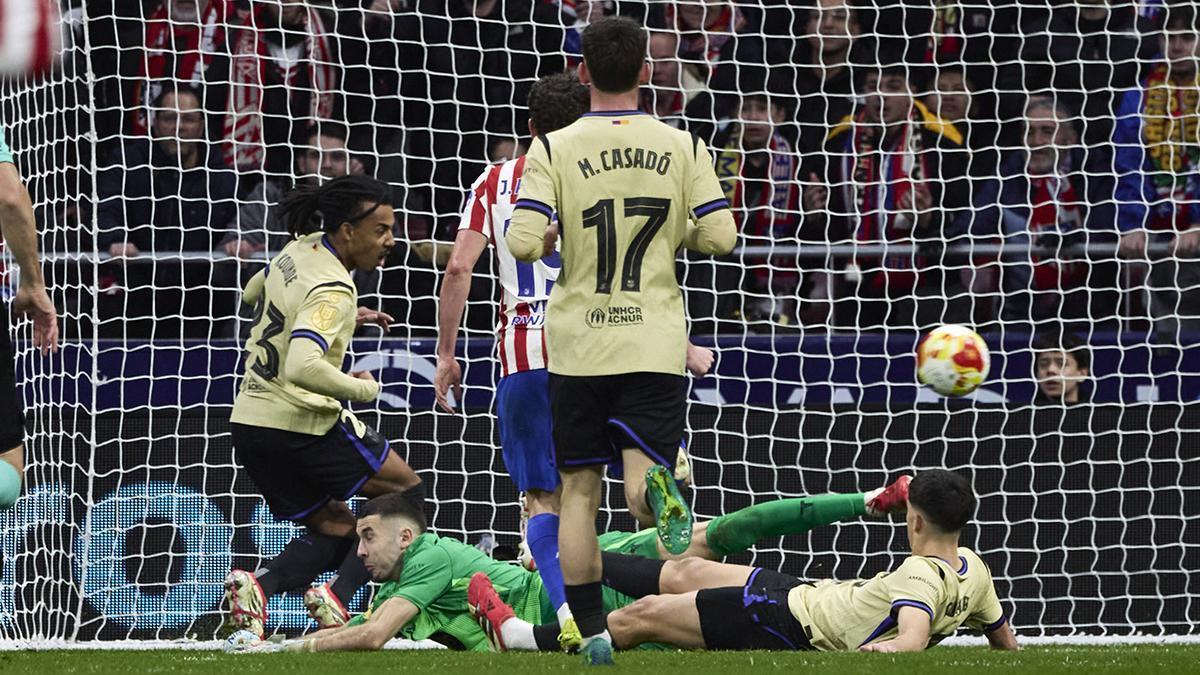 Atlético de Madrid - FC Barcelona: La salvada de Jules Koundé