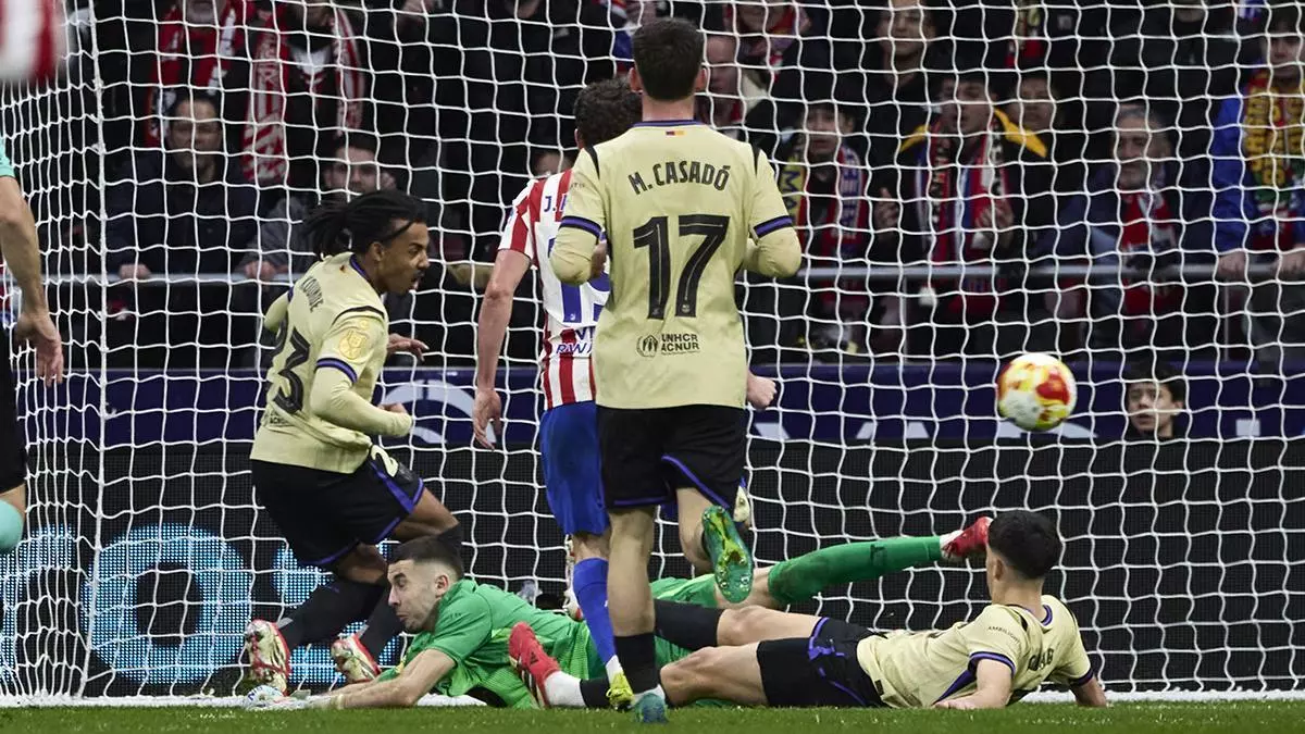 Providencial Koundé: evita el gol del Atlético en la línea