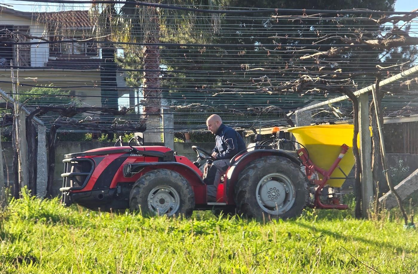 Arousanos aprovechando el buen tiempo para preparar sus tierras de cultivo.