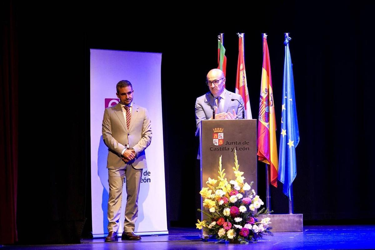 El delegado de la Junta, Fernando Prada, entrega los diplomas de los programas mixtos de empleo de este 2026 a los participantes