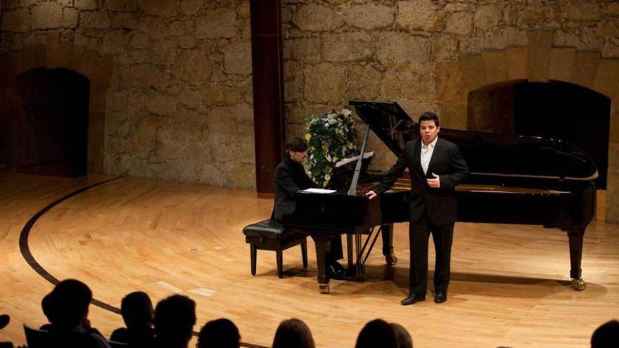 El tenor Francisco Corujo, durante el concierto de ayer en el Auditorio.