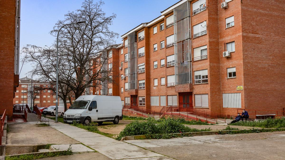 Los conocidos como pisos de la Guardia Civil, en la barriada pacense de Suerte de Saavedra.