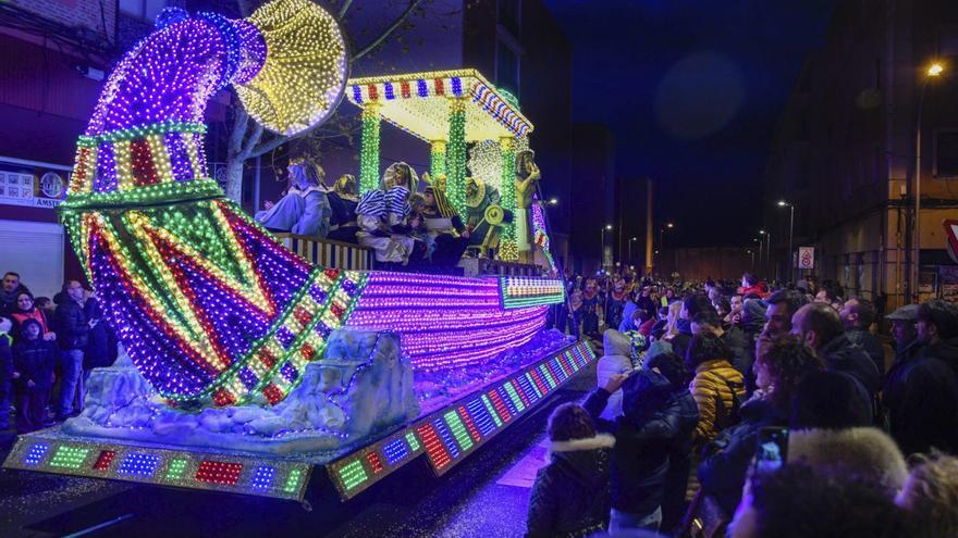 Una de las carrozas de la Cabalgata de Reyes de las pasadas navidades. | MIGUEL ÁNGEL LORENZO (ARCHIVO)