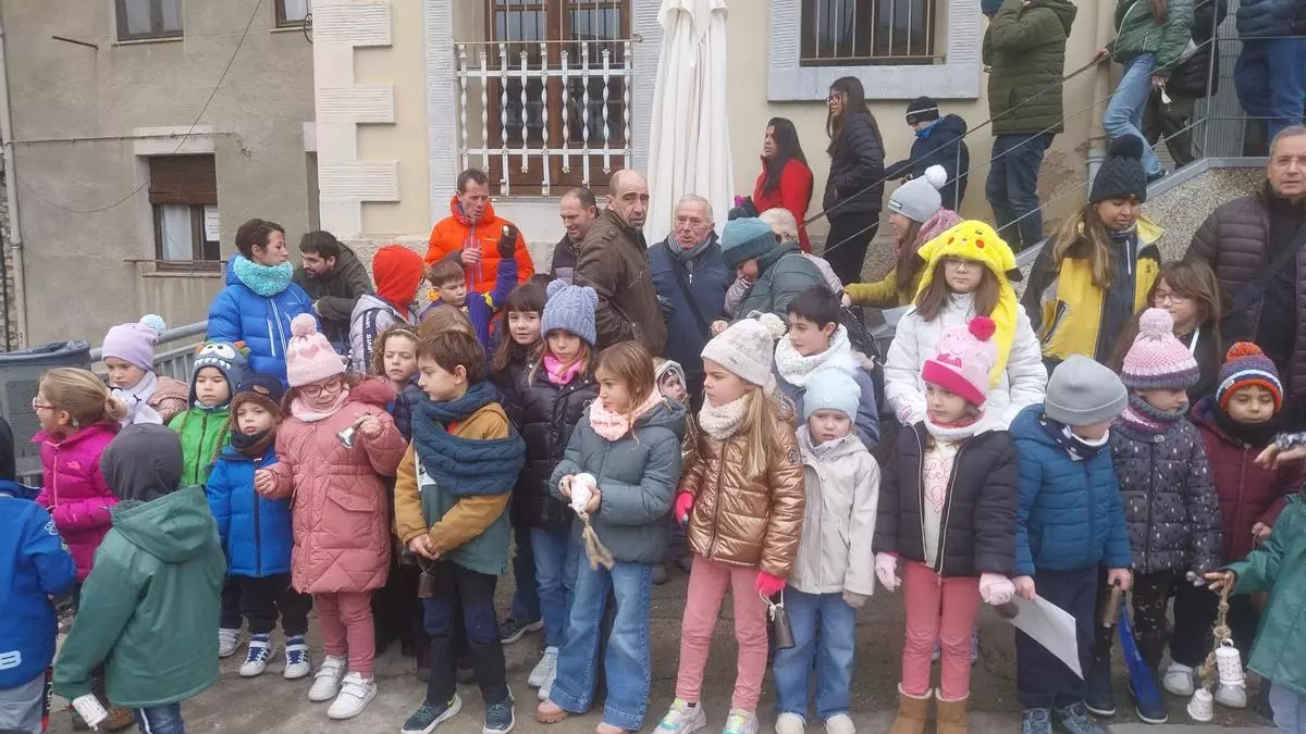 La mainada de la Pobla de Lillet surt "A cridar els Reis" amb esquelles perquè no passin de llarg