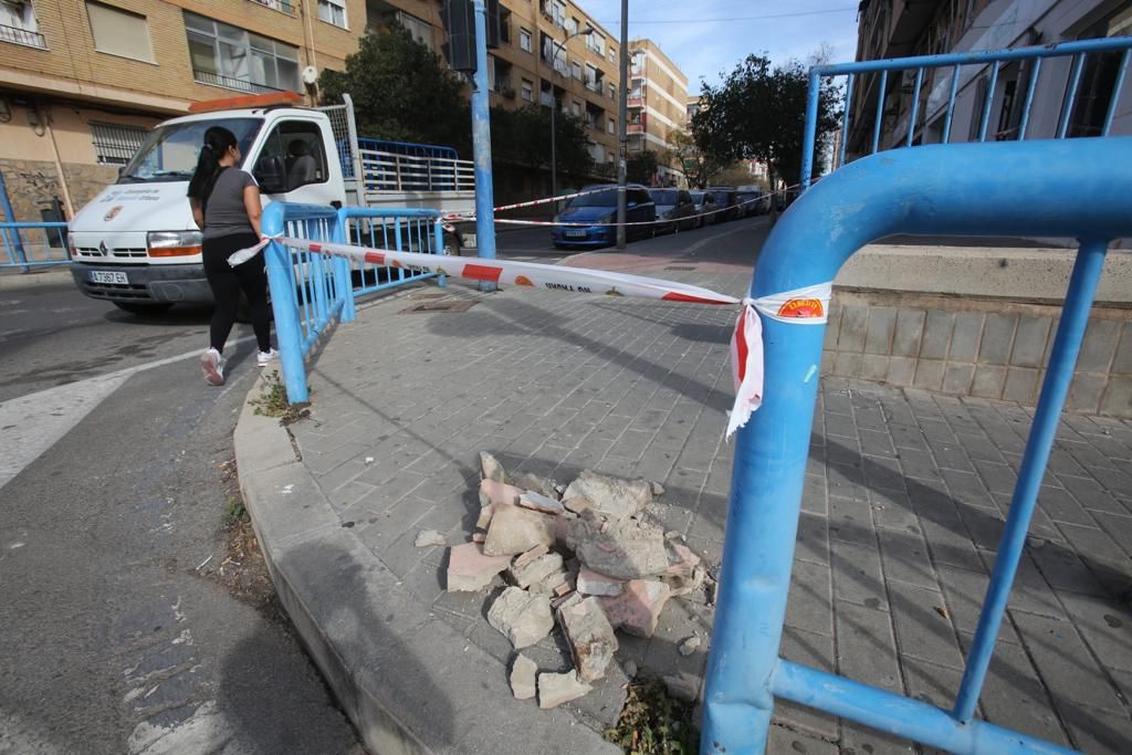 Susto en Alicante por la caída de una cornisa en la calle Sidi Ifni