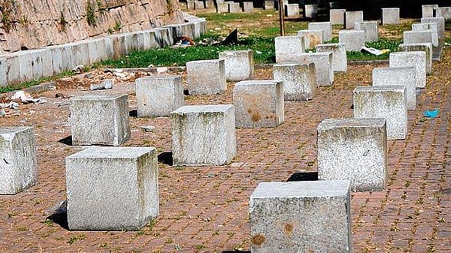 Bolardos cúbicos de piedra reconvertidos en &quot;asientos&quot; para el futuro &quot;botellón&quot; de Rosalía de Castro.