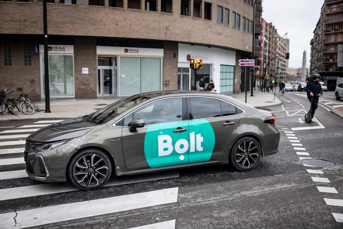 Un coche de Bolt circulando por las calles de la ciudad de Zaragoza.