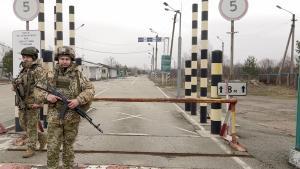 Soldados ucranianos patrullan en la militarizada frontera entre Ucrania y Bielorrusia.