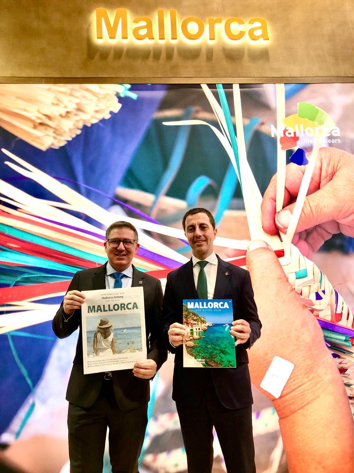 El conseller insular de Turismo, Guillem Ginard, y el president Llorenç Galmés con las revistas especiale de este diario para la ITB.