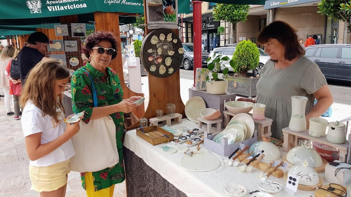 Villaviciosa se lo lleva de calle: ferias, desfiles y comercio en la calle en un fin de semana de gran afluencia de público