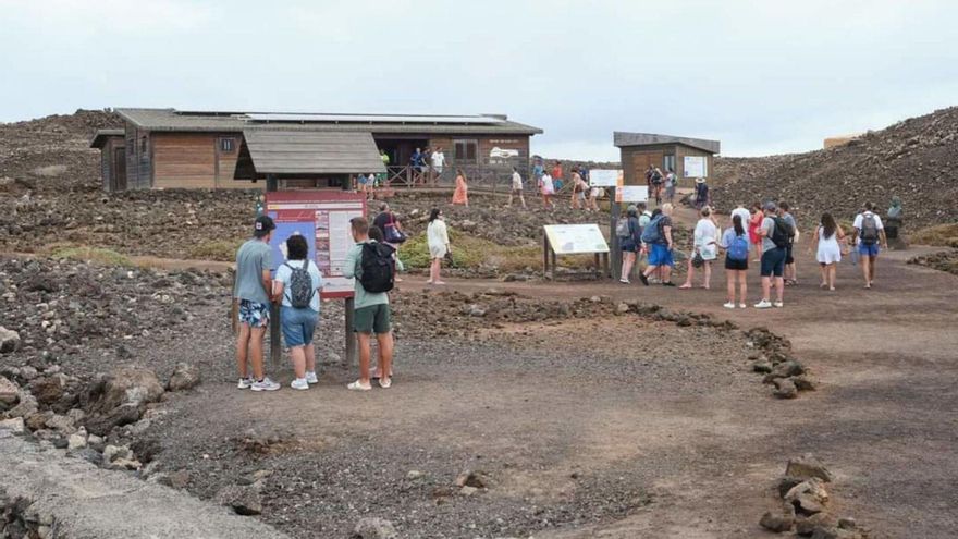 El Cabildo de Fuerteventura, preocupado por la masiva y descontrolada afluencia a Lobos