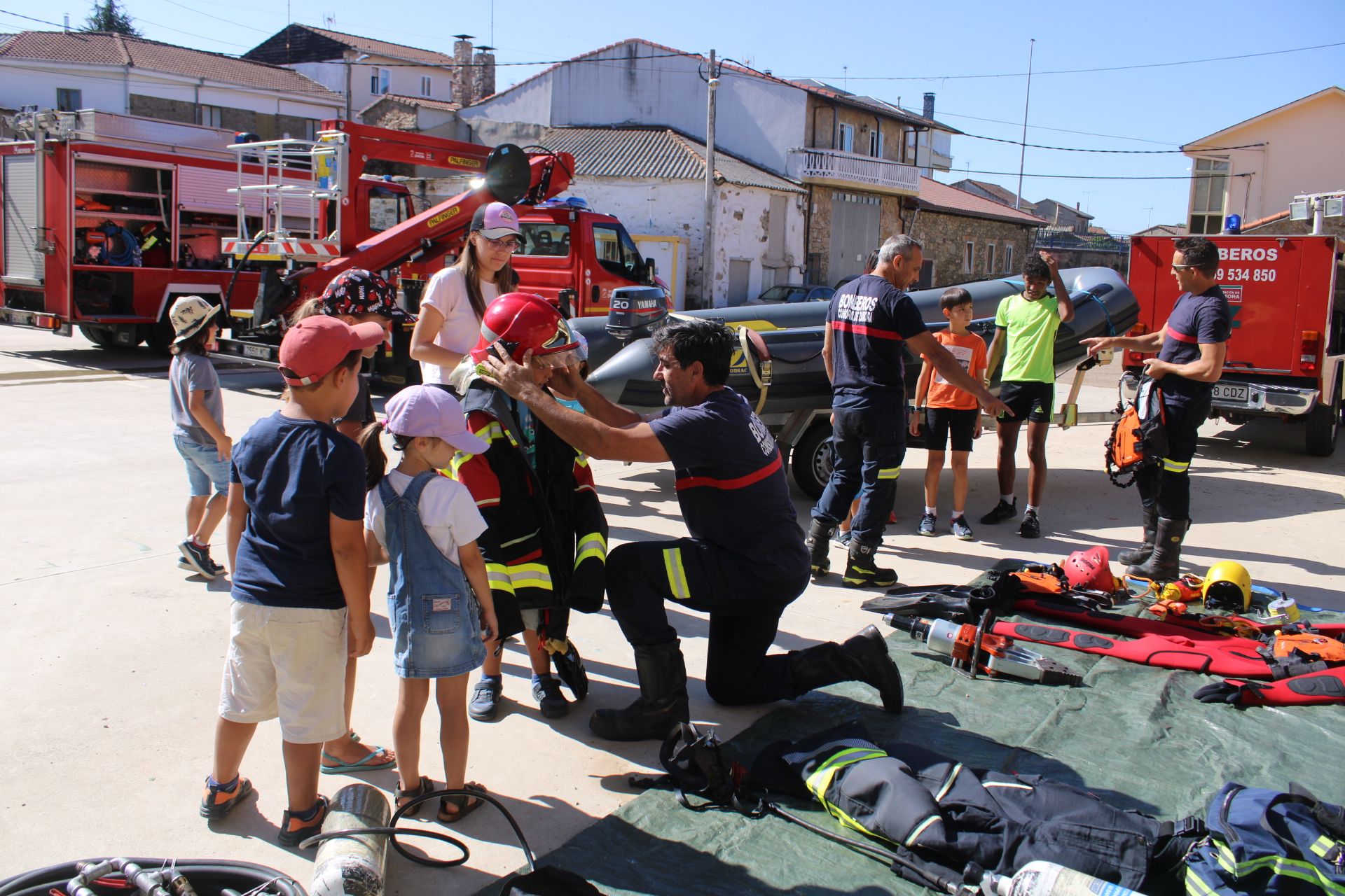 GALERÍA | Los niños de Mombuey, bomberos por un día