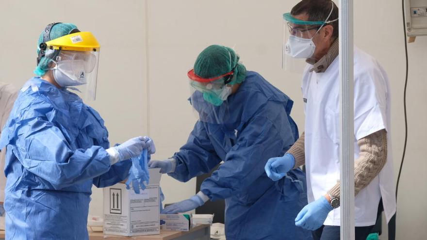 Toma de muestras rápida en una carpa instalada en un hospital de la provincia