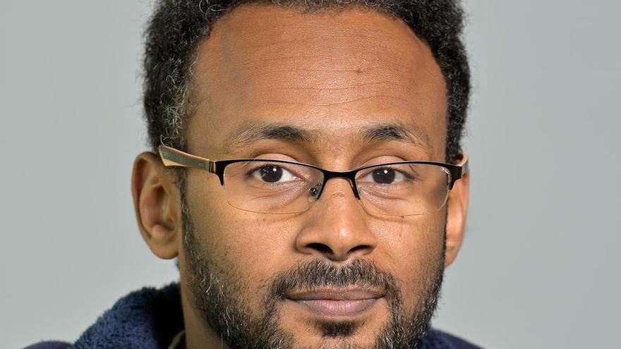 De Sudán a A Coruña: el investigador que analiza el futuro de Oriente Próximo y el Norte de África tras el petróleo