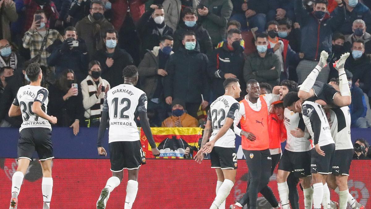 Los jugadores del Valencia celebran el cuarto gol macado al Levante.