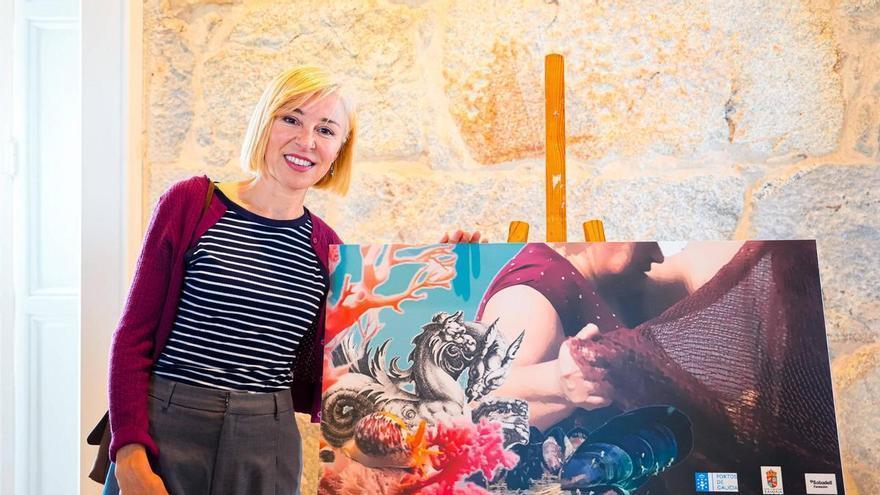 Una redera protagoniza el mural de Lula Goce en el espigón de Baiona