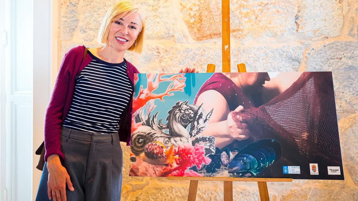 Lula Goce posa con el boceto de su próximo mural en Baiona