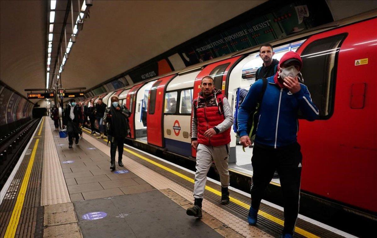 Londinenses salen del metro en la estación de Clapham Common, en Londres.