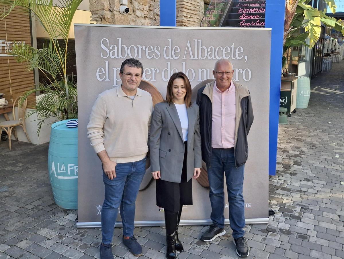 La concejala de Turismo de Albacete flanqueada por el edil de Cultura y el alcalde de Dénia