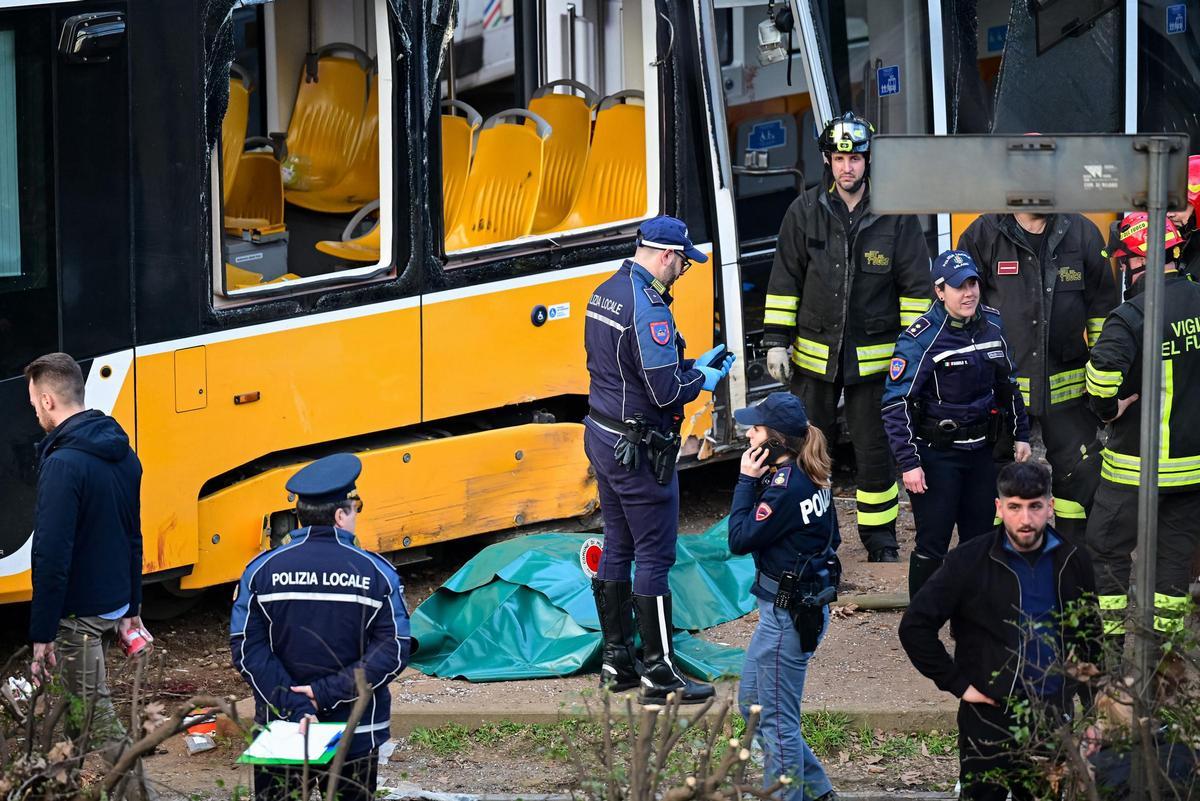 Al menos dos muertos y unos 40 heridos al estrellarse un tranvía contra ...