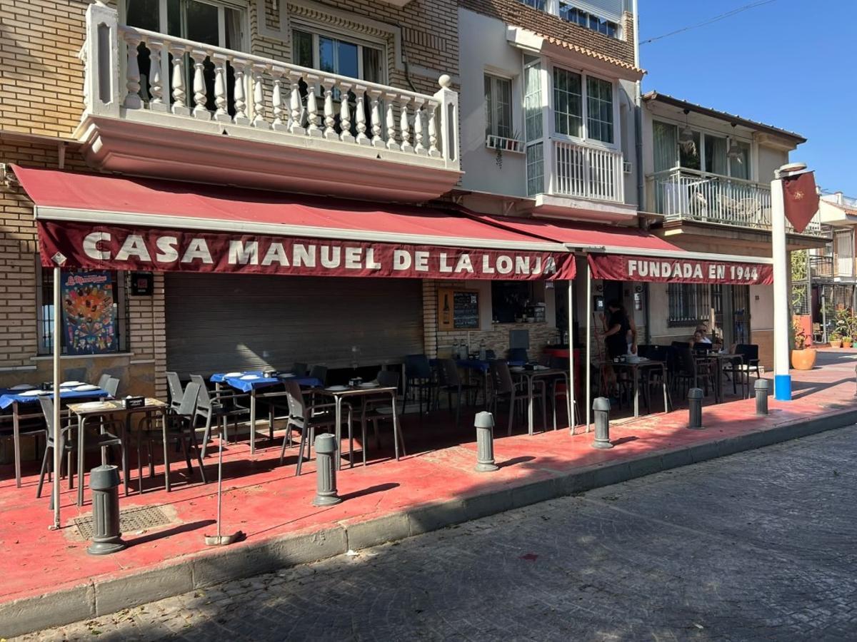 El merendero Casa Manuel de la Lonja, en El Palo, fundado en 1944, ha prestado las instalaciones para el curso de espeteros de Amfremar.