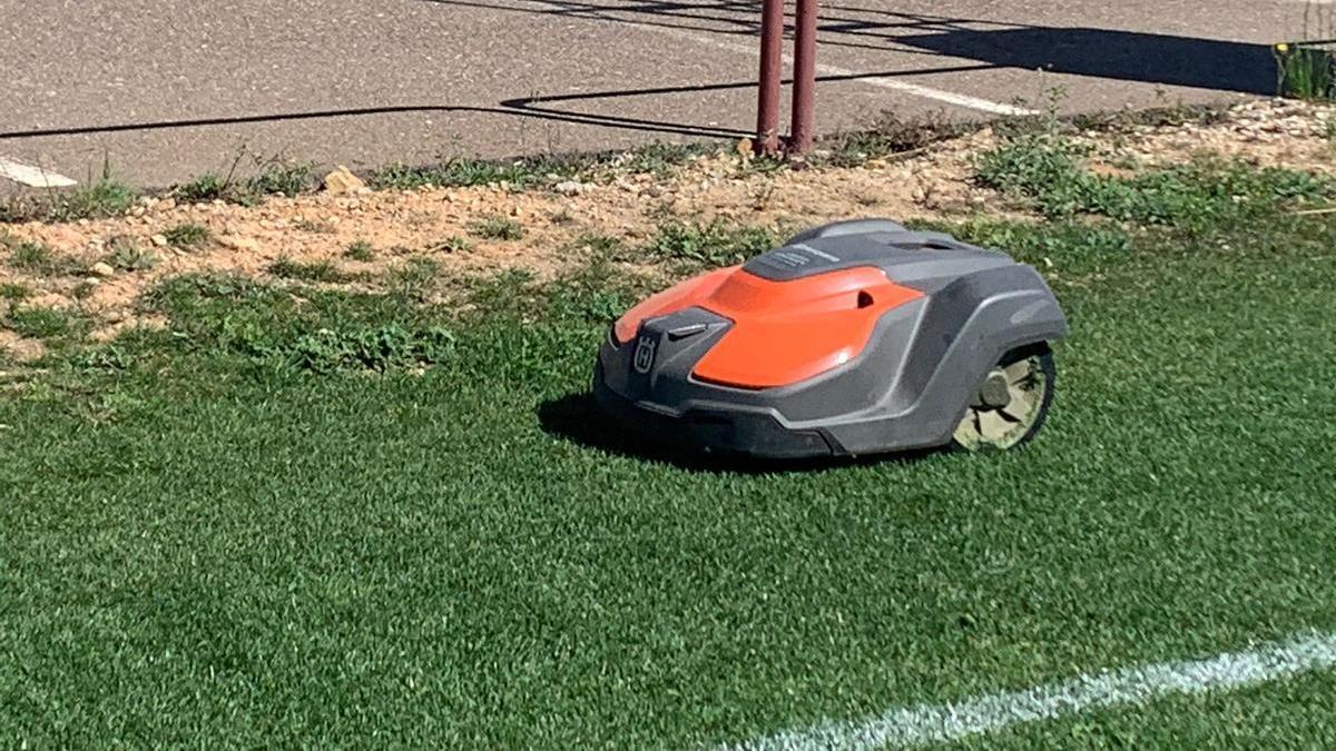 El robot pionero que corta el césped en Alzira