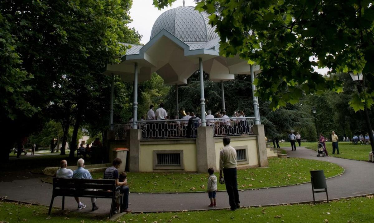 El quiosco de la música del parque Ferrera durante una actuación de la banda de música de Avilés, en una imagen de archivo.