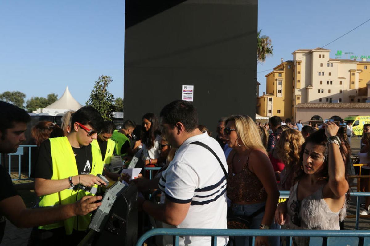 Gran expectación ante el único concierto de Jennifer Lopez en España. Se han formado largas colas hasta la apertura de las puertas del recinto del Marenostrum Castle Park, escenario del concierto.
