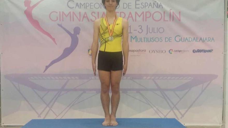 El estradense Luis Brea posa con su medalla en el podio de la cita de Guadalajara.