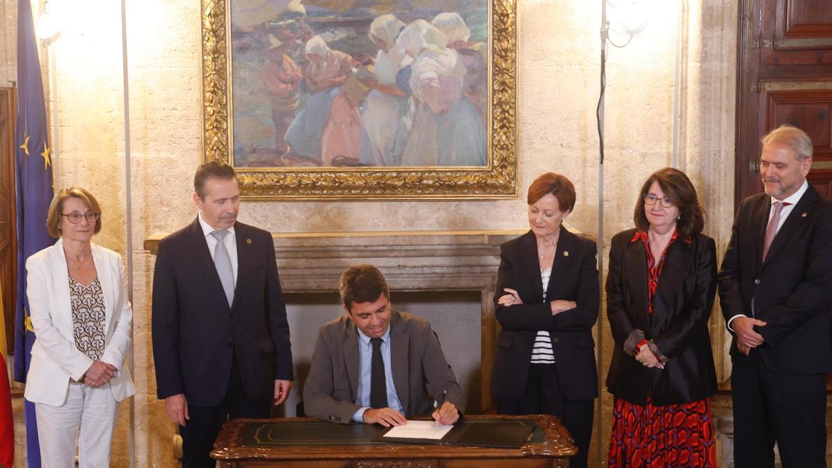 El president Carlos Mazón, en la firma del acuerdo del plan plurianual de financiación con las cinco universidades públicas