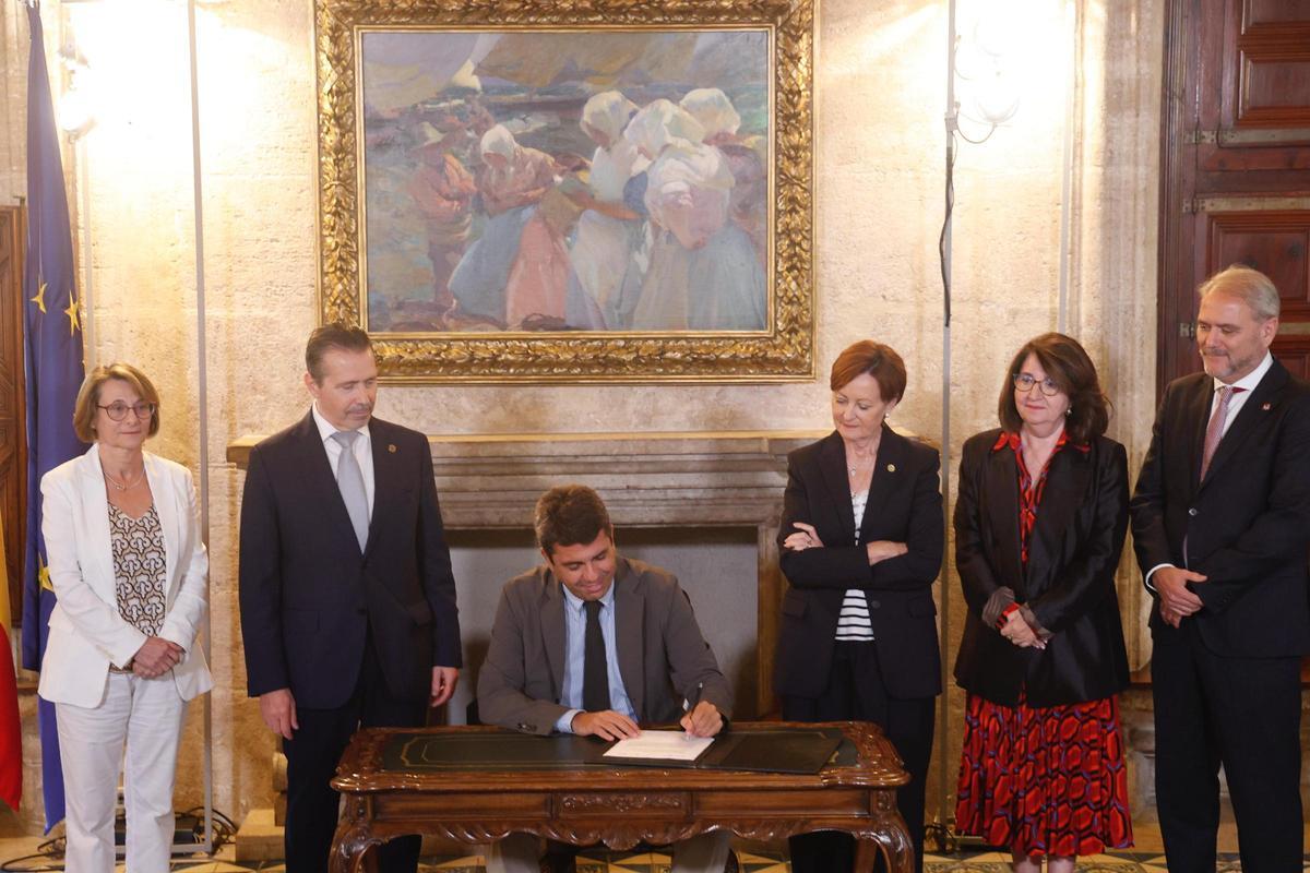 El president Carlos Mazón, en la firma del acuerdo del plan plurianual de financiación con las cinco universidades públicas