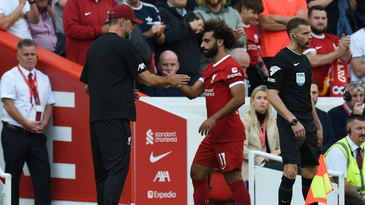Klopp y Salah se saludan tras un cambio