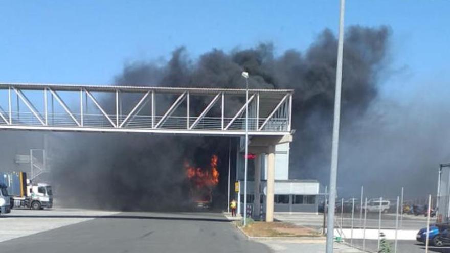 El incendio que afecta a un camión.