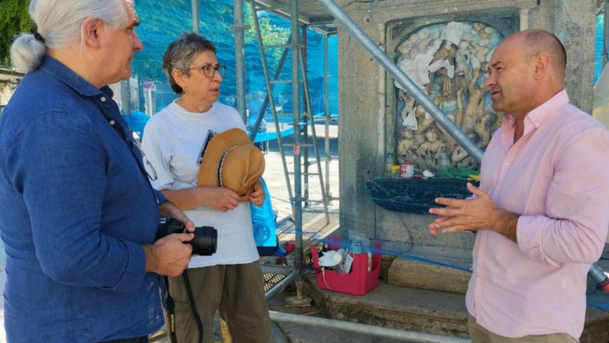 Los restauradores Becerro y Castro con el alcalde, Castillo. |  // D.P