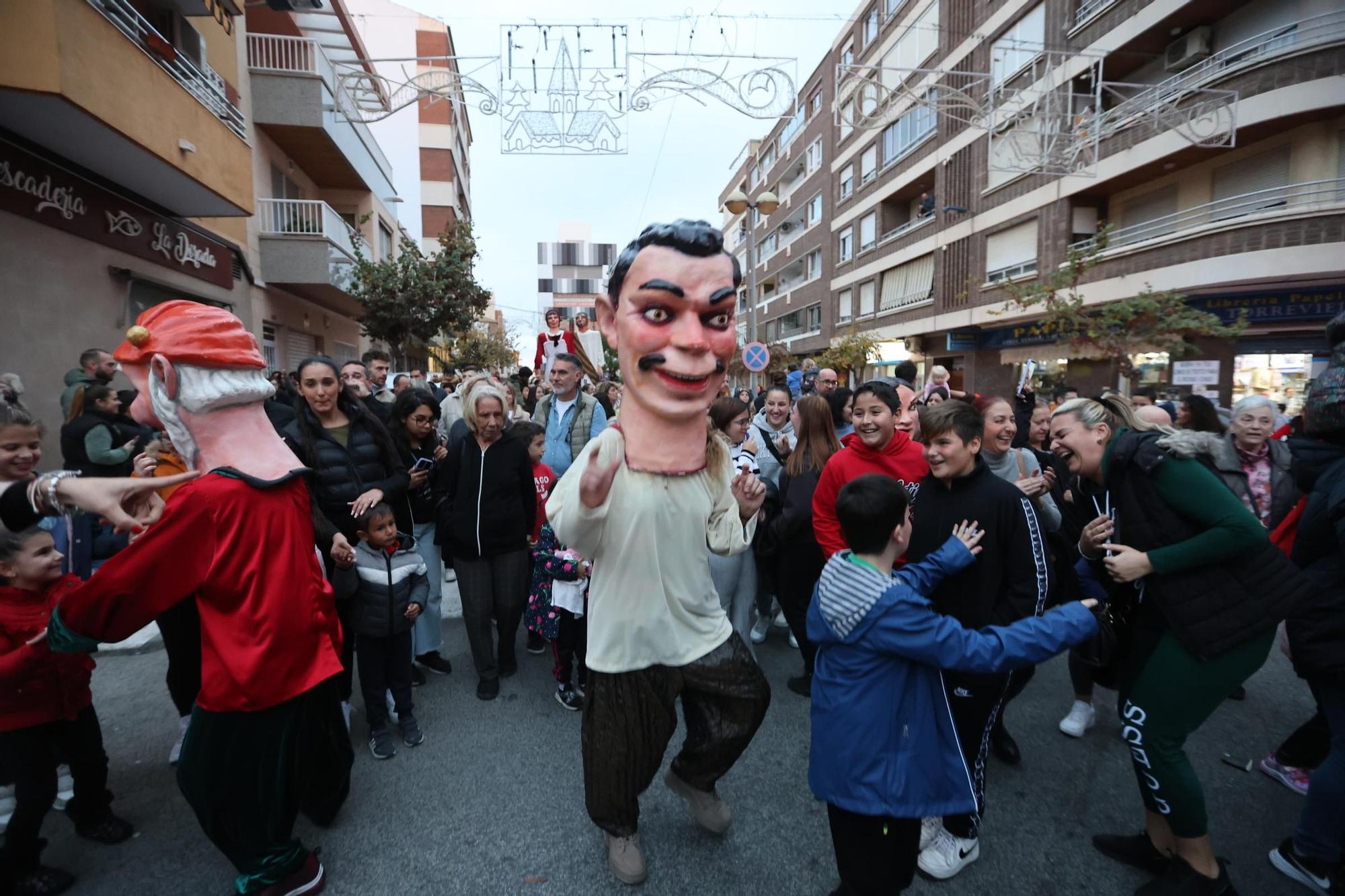 Llegan Lilí, El Lobo, El Ogro, la Serafina y el Ora Por Nobis. Es la Charamita. Es fiesta en Torrevieja