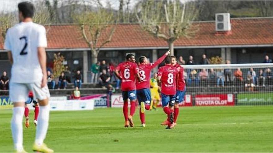 Els jugadors de l&#039;Olot, amb Vallho al mig, celebren un dels dos gols del central gironí en el duel contra l&#039;Olímpic.