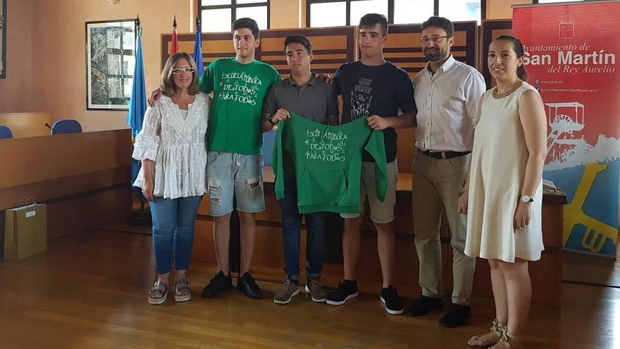 Los alumnos del Instituto Virgen de Covadonga de El Entrego, con los responsables municipales.