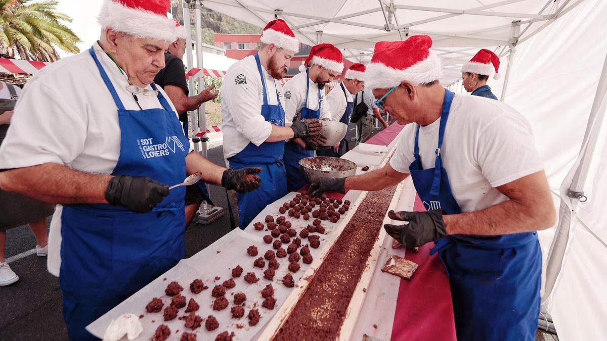 Varios cocineros elaboran el turrón más largo de Canarias.
