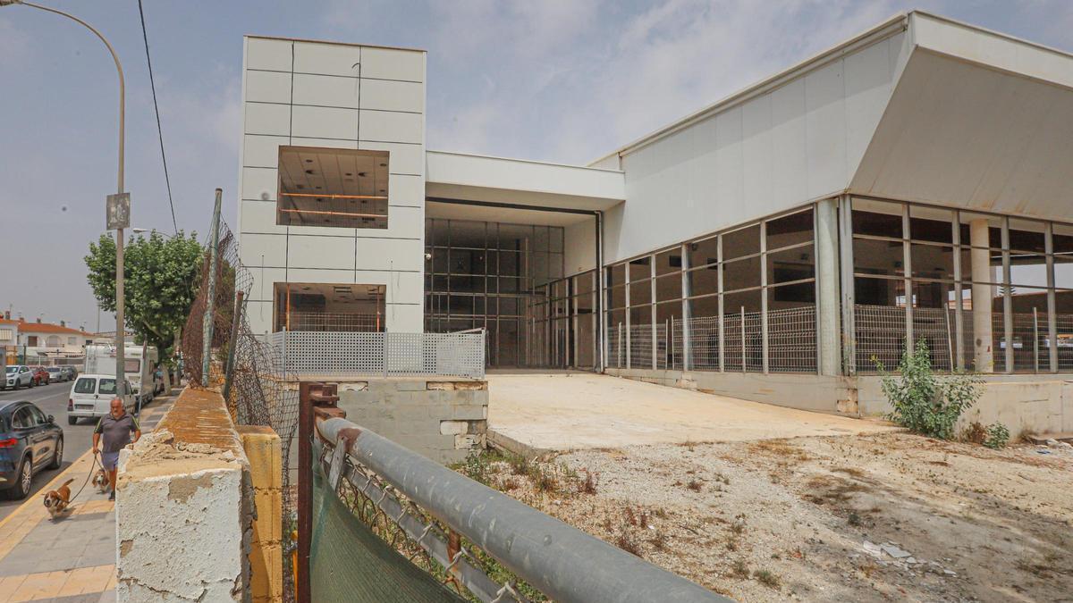 Estado en el que quedó la piscina cuando la empresa abandonó la obra