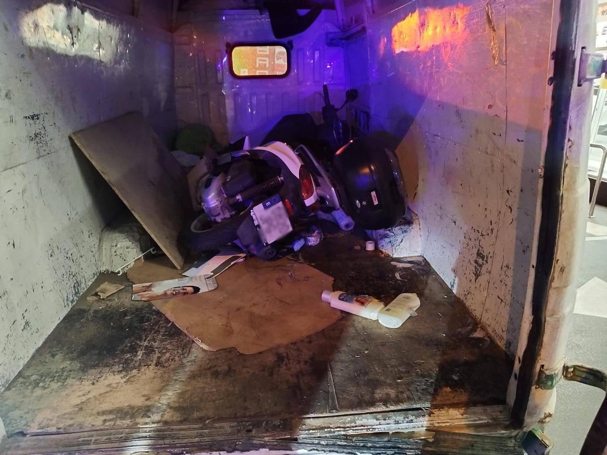 Imagen de una de la motos que estaba en el interior del furgón robado.