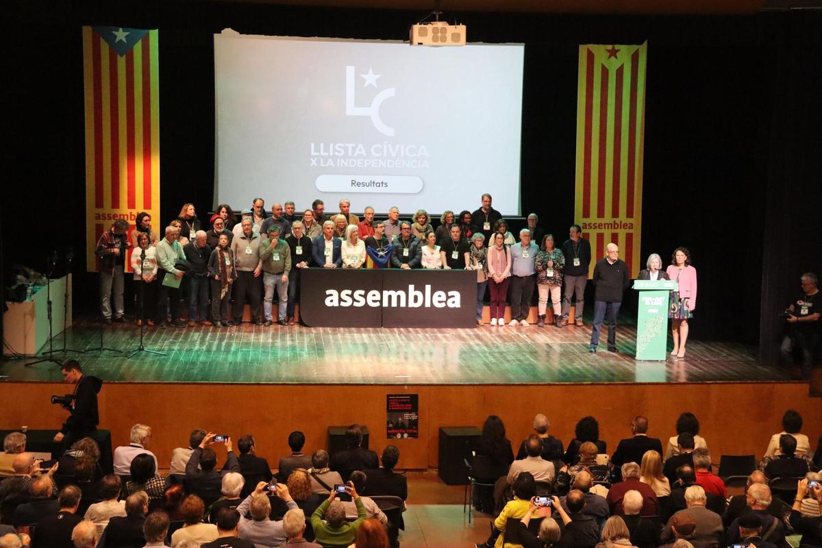 Momento en el que Dolors Feliu anuncia los resultados sobre la consulta cívica