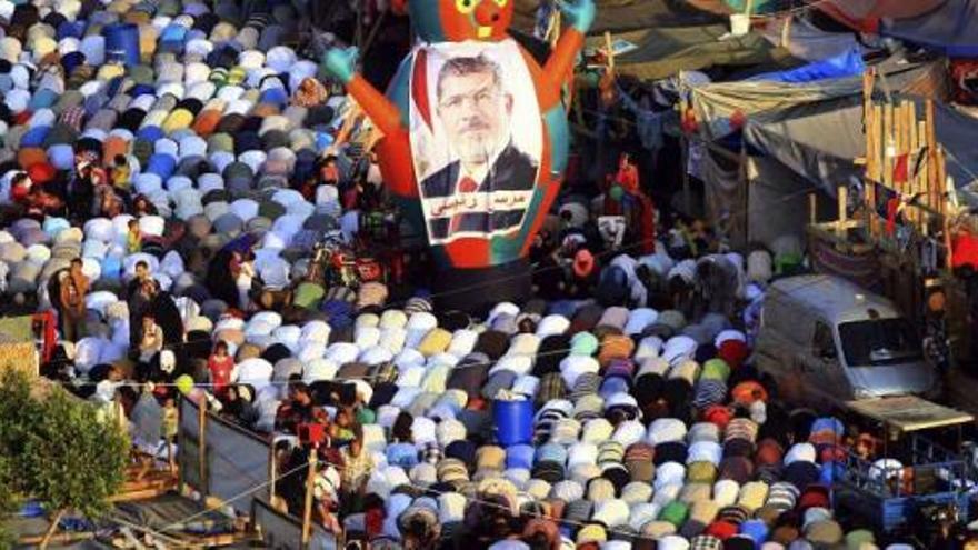 Seguidores de Mursi, rezando en sus acampadas durante el Eid el Fitr.  // Reuters
