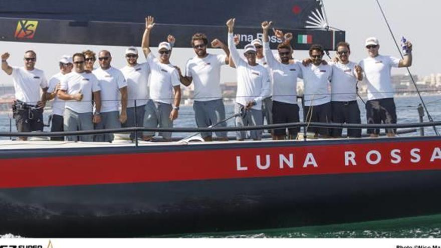 Los tripulantes del «Luna Rossa» celebran su título en las aguas de València, ayer.