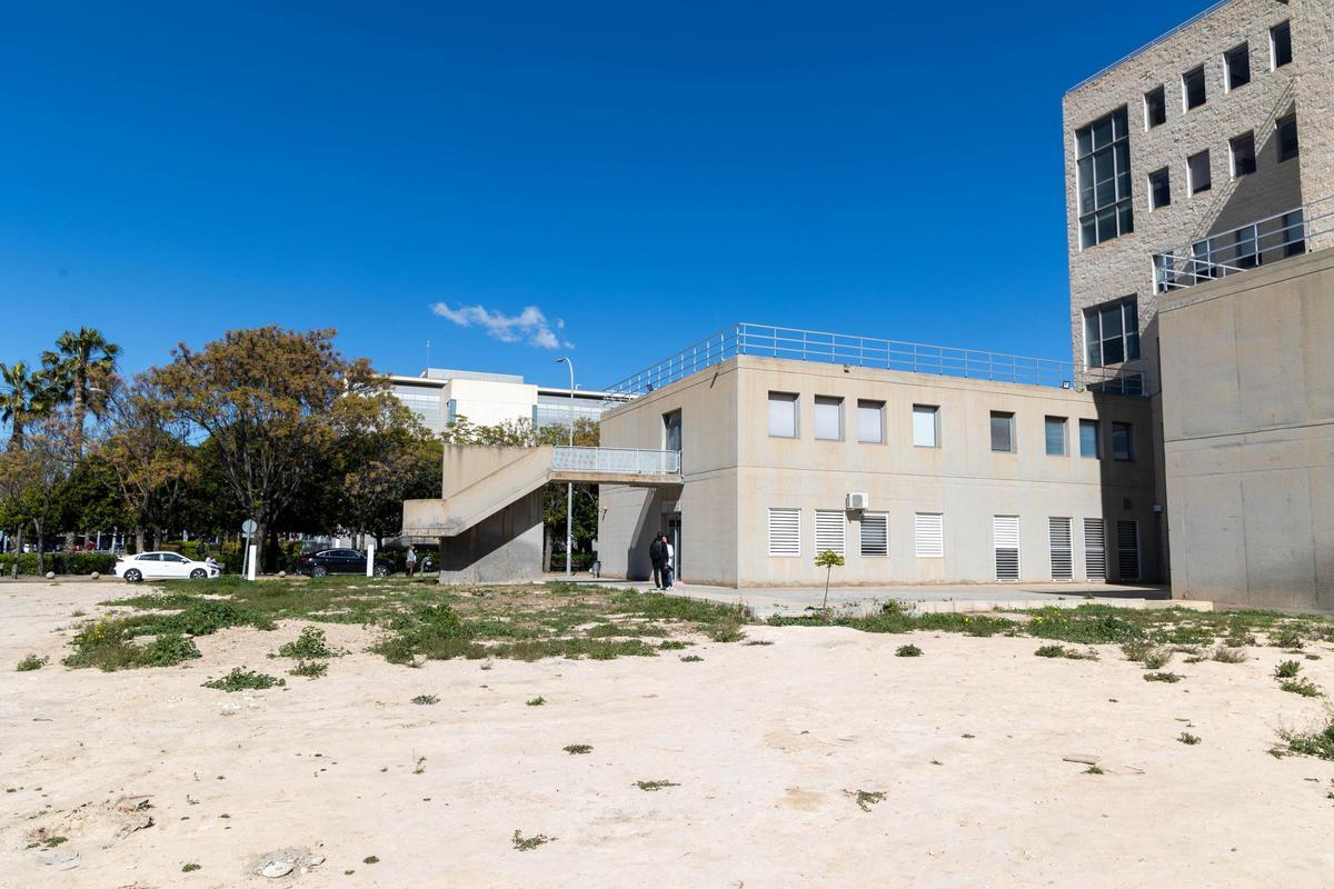 Espacio donde estaba previsto construir el nuevo centro de día de oncología del Hospital de Sant Joan
