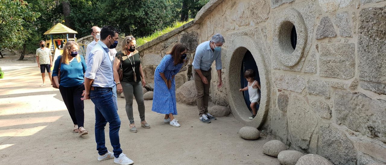 Las cabañas de los Grobits despiertan el interés de los niños de la localidad y visitantes