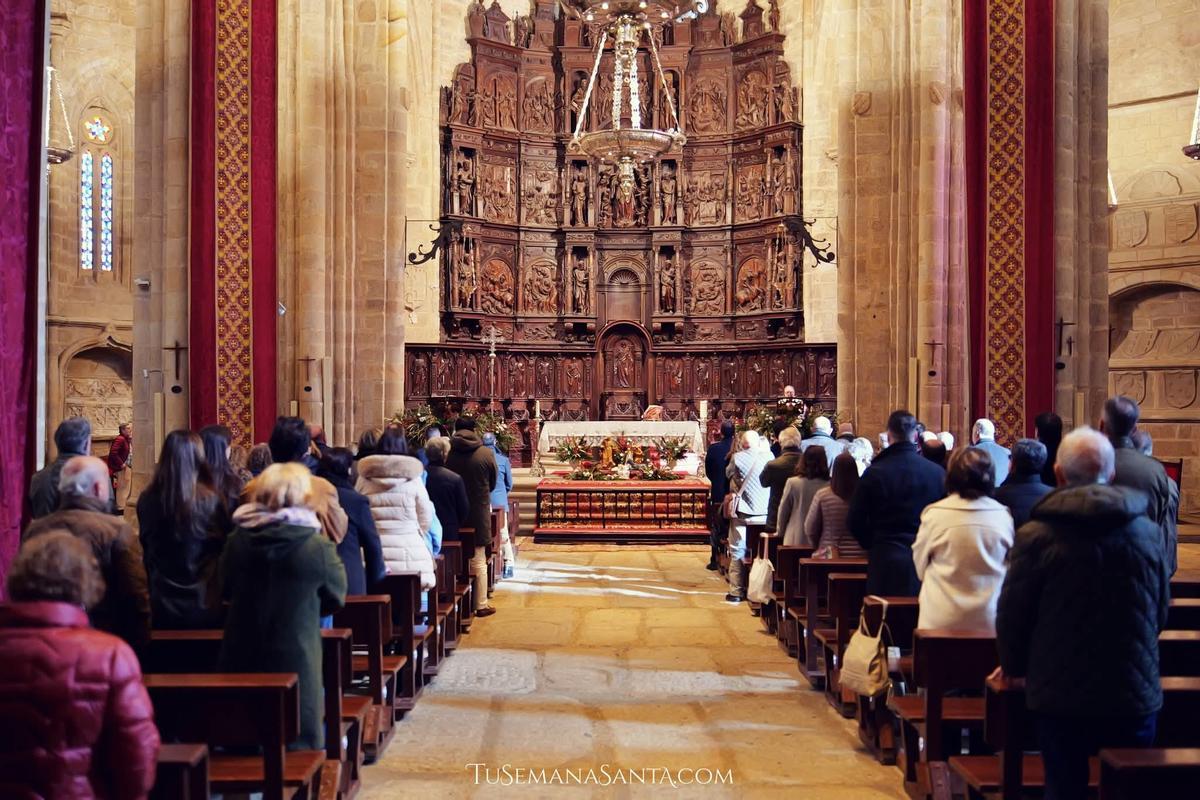 Imagen del acto del Lignum Crucis en Santa María.