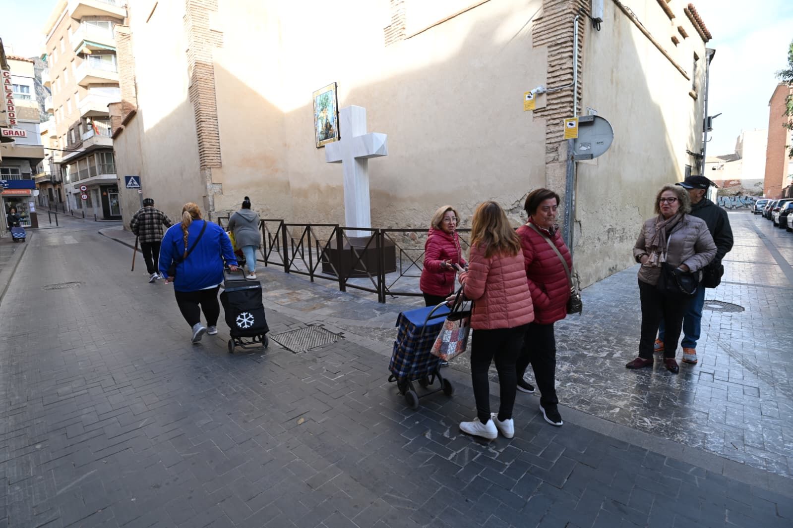 Así ha regresado el munumento de la Cruz de Callosa de Segura en un suelo privado junto a la ermita de Nuestra Señora del Rosario